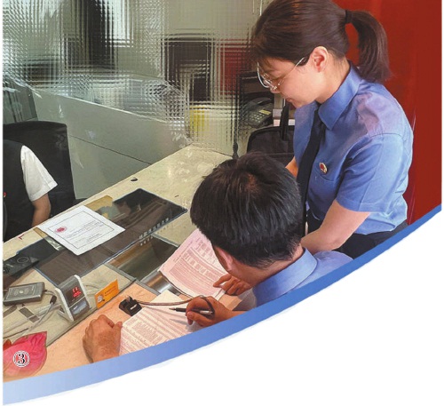 图③：北京市西城区检察院检察官前往银行调取涉案账户交易明细。　　图